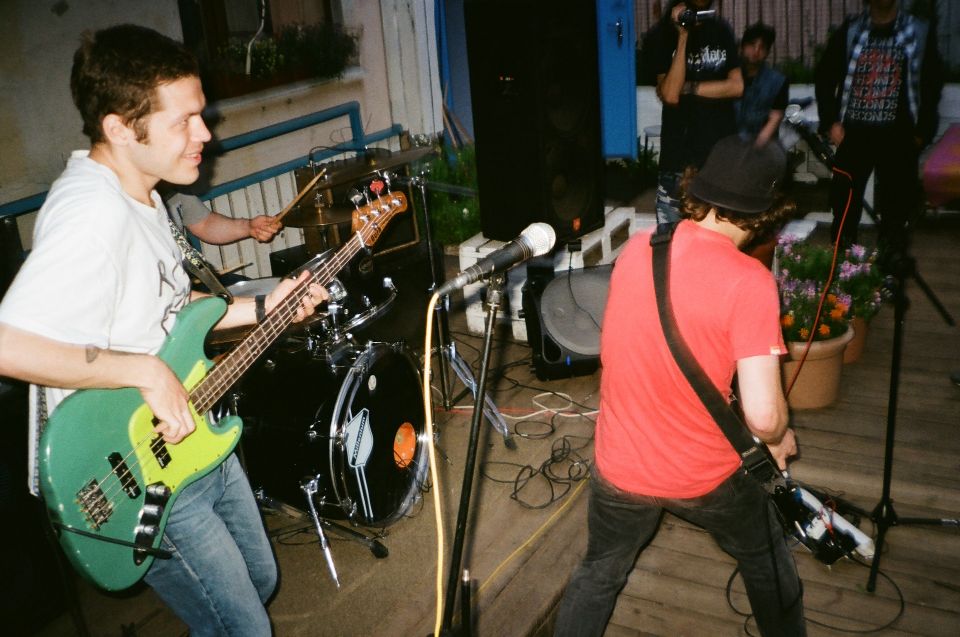 1. Trupe rock romanesti la inceputurile genului rock - chitarist cu tricou rosu si unul cu chitara verde