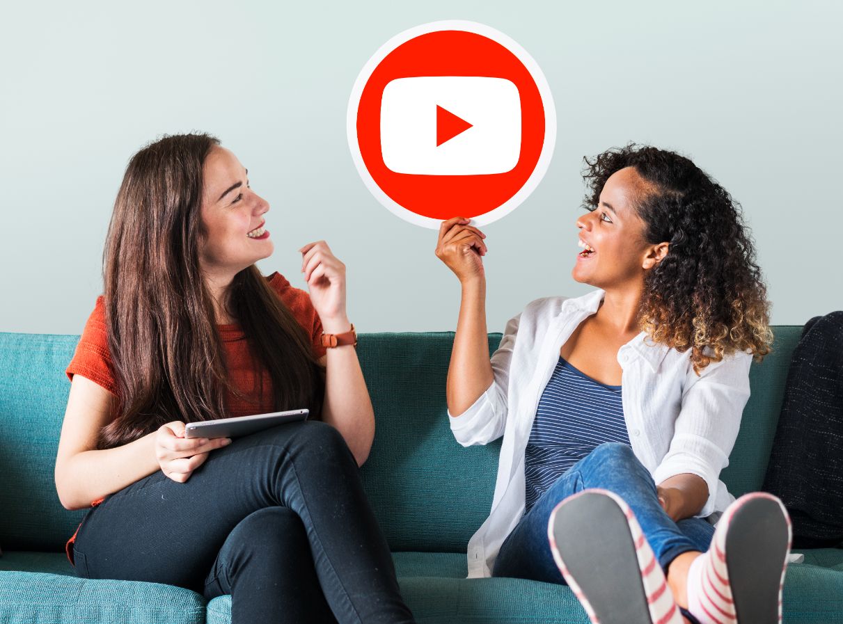 2. Ce se cauta pe youtube - doua femei, canapea, logo youtube