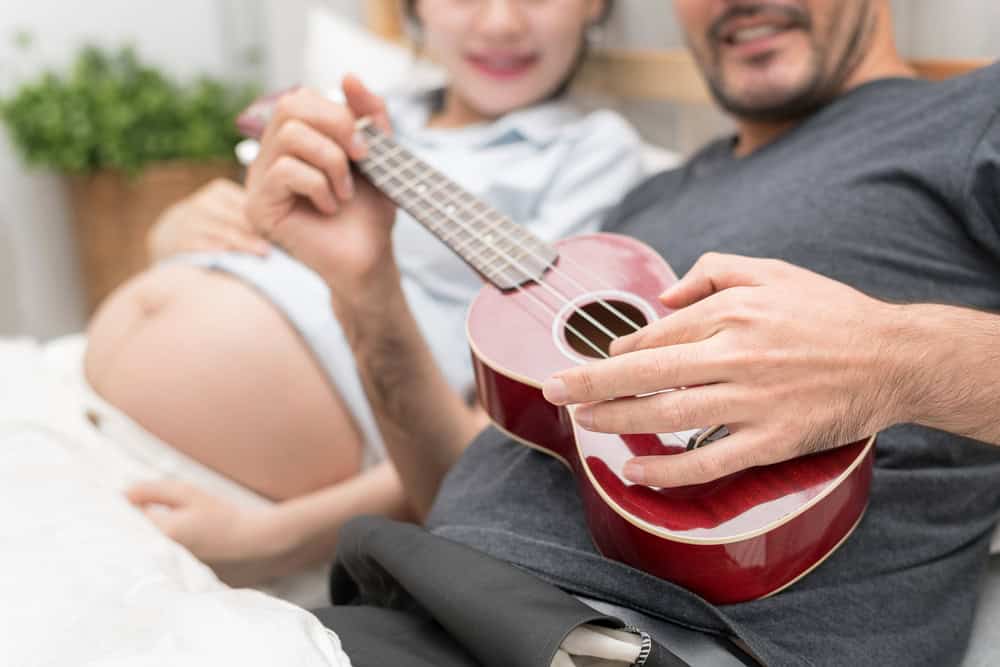 4. Melodii de ascultat în sarcină - instrumentele muzicale care pot relaxa bebelușul, dar și mama, pe timpul sarcinii- viitori parinti care canta la o mini chitara-min