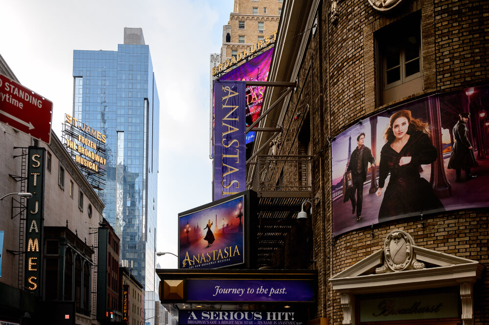 Broadway vs. West End - duelul marilor scene unde visele danseaza pe note fermecate