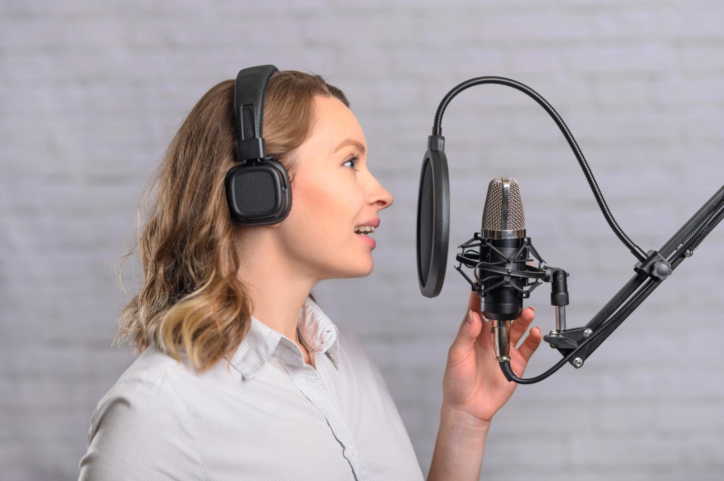 Ce înseamnă voice over - de la definiție la aplicații concrete în România