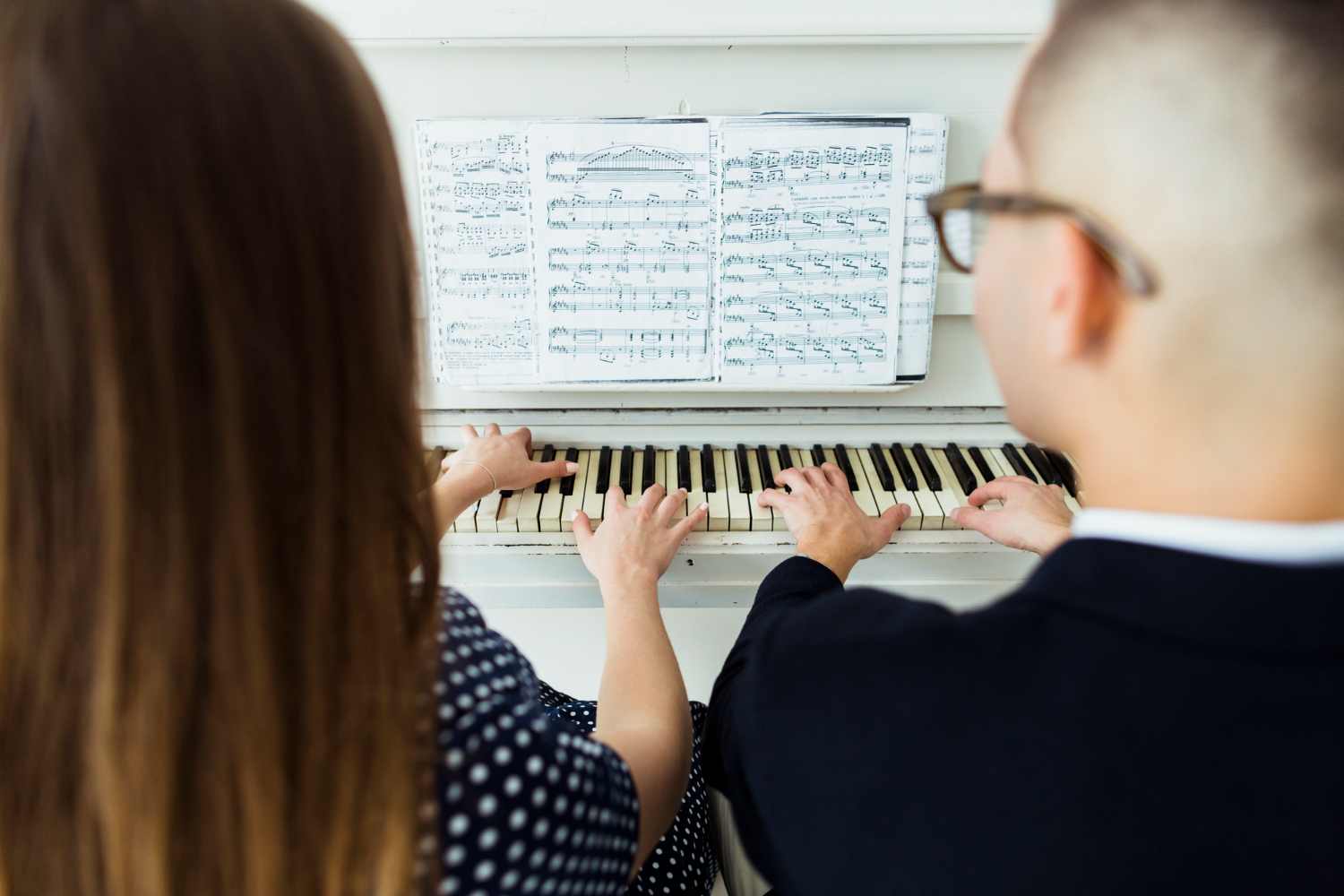 2. partitura muzicala - barbat, femeie, pian
