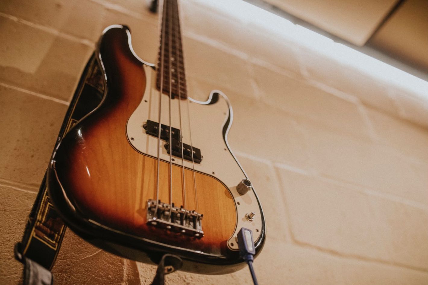 1. Ce este chitara bass (close-up cu o chitara bass, model clasic, stil vintage)