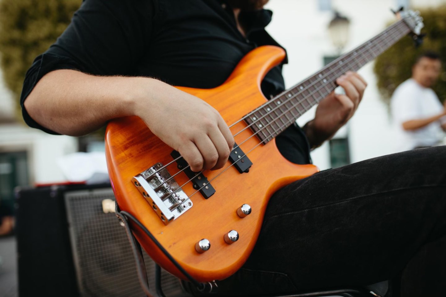 4. Cum sa alegi prima chitara bass (barbat care canta la chitara, scena, camasa neagra)