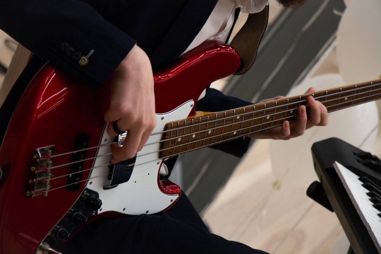 5. Cum sa canti la chitara bass (muzician care canta  la chitara, bass rosu, studio muzical)