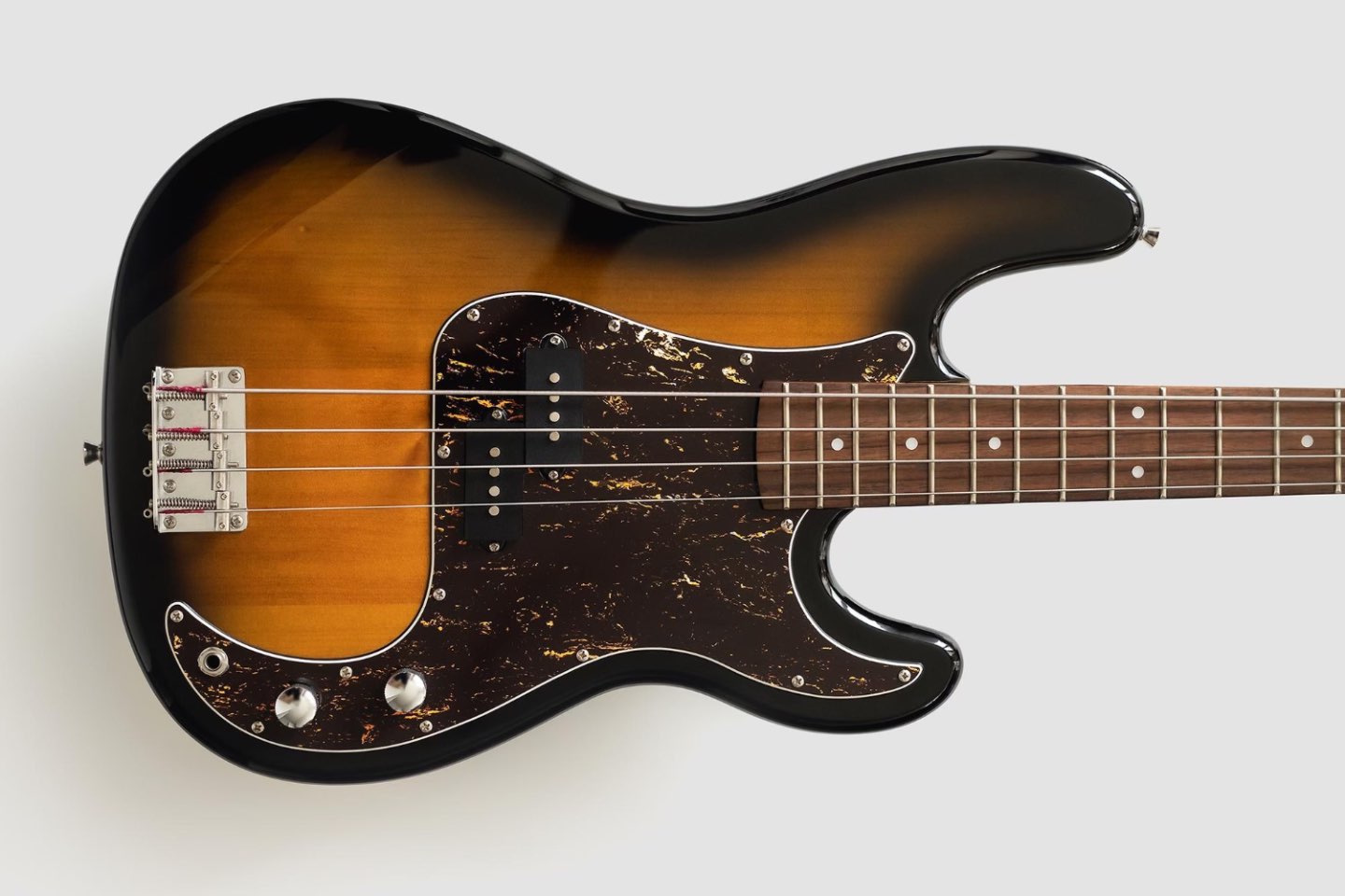 Chitara bass (corzi, chitara moderna, lemn lucios)